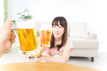 ビールを飲む若い女性 © maroke