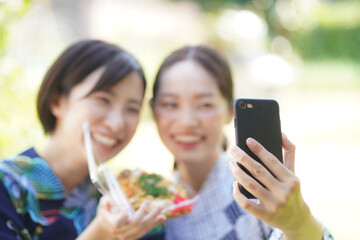 	自撮りする女性