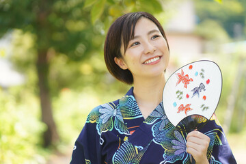 笑顔の浴衣女性