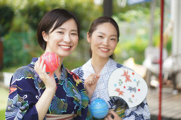 	ヨーヨーを持つ女性