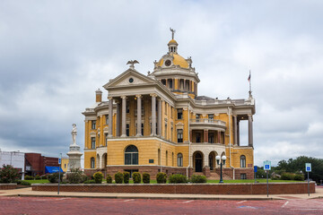 Obraz premium The Old Harrison County Courthouse is located in the center of Whetstone Square and is one of the most famous and admired buildings in Texas