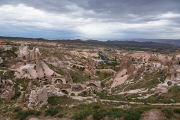 Fototapeta na wymiar トルコ　カッパドキアのウチヒサールの奇岩群と洞窟住居