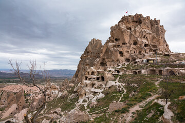 Fototapeta premium トルコ カッパドキアのウチヒサール城と下に広がる奇岩群と洞窟住居
