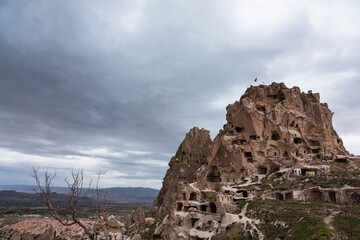 Fototapeta na wymiar トルコ　カッパドキアのウチヒサール城と下に広がる奇岩群と洞窟住居