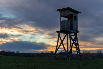 Die Jagd kann beginnen, Jägerstand in der Abenddämmerung.