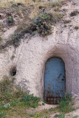 トルコ　カッパドキアのウチヒサールの洞窟住居のドア