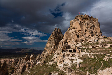 Fototapeta na wymiar トルコ　カッパドキアのウチヒサール城と下に広がる奇岩群と洞窟住居
