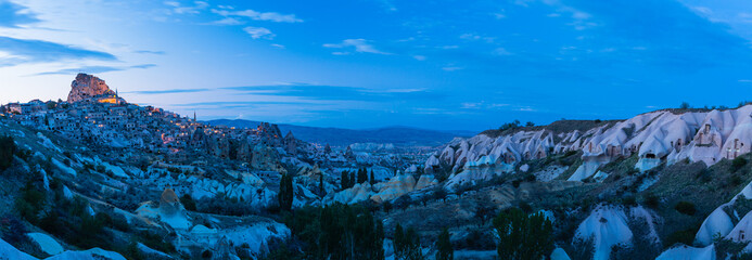 トルコ　夕暮れ時のカッパドキアのウチヒサール城と鳩の谷