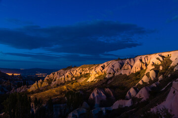 トルコ　カッパドキアのウチヒサールにある鳩の谷の夜景
