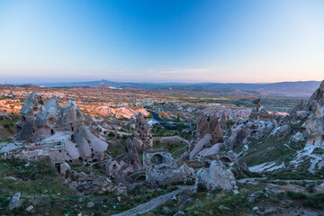 トルコ　早朝のカッパドキアのウチヒサール城から見える奇岩群と洞窟住居