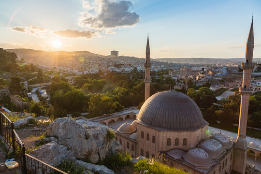 トルコ　シャンルウルファのシャンルウルファ城の丘から見える街並みとメヴリディハリルモスクとサンセット