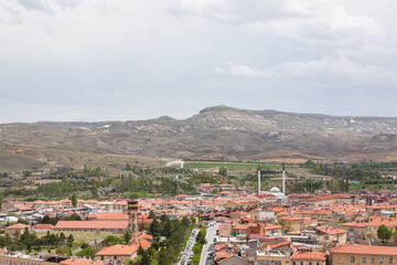 Obraz premium トルコ 世界遺産のカッパドキアの観光拠点のユルギュップの街並みと洞窟住居