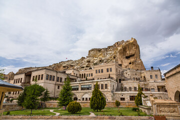 Fototapeta premium トルコ カッパドキアの観光拠点のユルギュップの街並みと洞窟住居