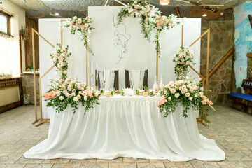 Beautiful floral compositions in the restaurant for the wedding ceremony