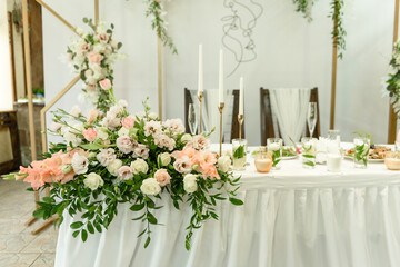 Beautiful floral compositions in the restaurant for the wedding ceremony