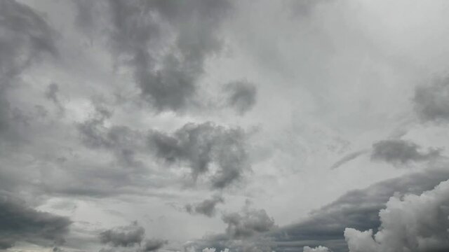 Grauer Wolkenhimmel mit aufziehendem Regen mit Starkregen im Zeitraffer
