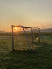 Fußballtor bei Sonnenaufgang auf einer Wiese am Feldrand. Fussball, Tor, Sonne, morgens, goldenes...
