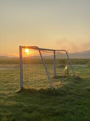 Fußballtor bei Sonnenaufgang auf einer Wiese am Feldrand. Fussball, Tor, Sonne, morgens, goldenes...