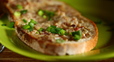 Sandwich with lard and chives