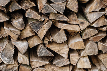 Brennholz / Ofenholz: Details an gestapelten Holzscheiten bei einem Brennholz-Stapel, Holzvorrat für das Heizen im Winter