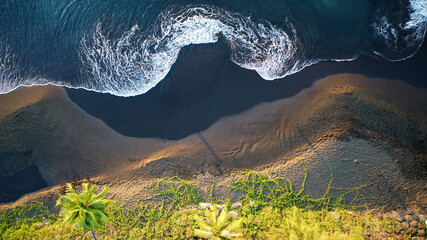 plage vue du ciel Tahiti sable noir 