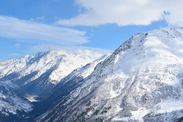 Fototapeta na wymiar ski resort in the Caucasus Elbrus. extreme skiing sport. skiing in winter