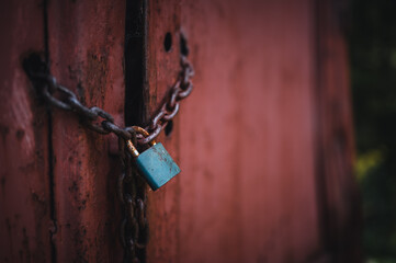Fototapeta na wymiar Old locked lock on a rusty chain. Lock close up.