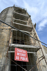 Panneau indiquant chantier interdit au public sur un chantier de rénovation d'un bâtiment