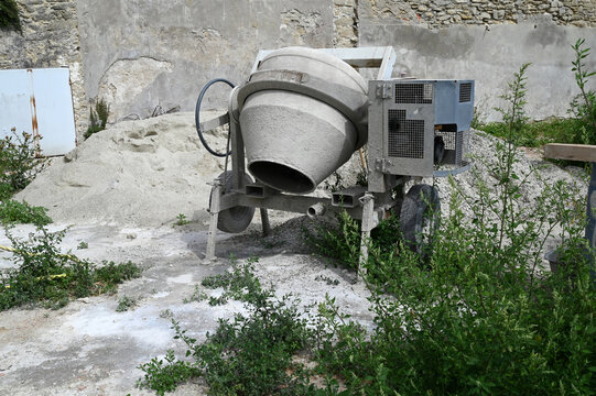 B&eacute;tonni&egrave;re thermique tractable sur un chantier de construction