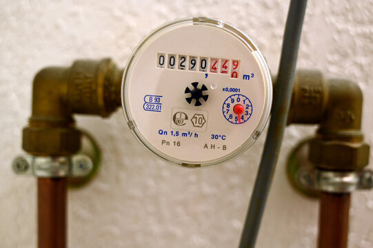 Gros plan sur un compteur d'eau de consommation domestique