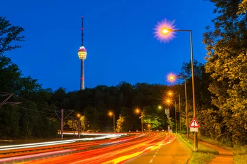 Deutschland, Stuttgarter Skyline und Autobahn mit Autoverkehr bei Nacht, der die Straße beleuchtet, die zum Fernsehturm namens fernsehturm führt © Simon Dux Media