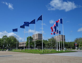 Fototapeta premium Le Havre. Mairie de la ville du Havre avec drapeaux français et européens. Ciel Bleu. 