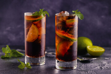 cocktail Cuba Libre with lime and ice