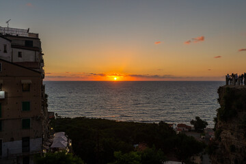 grupa turystów na tarasie widokowym w Tropea podziwia zachód słońca