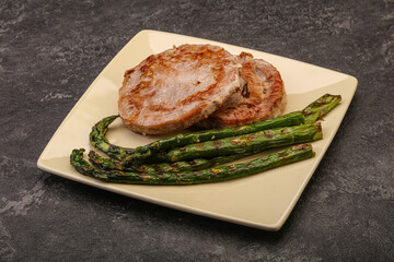 Grilled tuna steak with asparagus