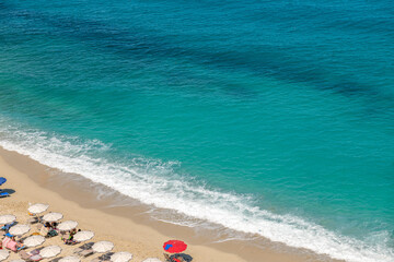 spokojne, łagodne fale rozbijające się o piaszczysty brzeg plaży w Tropea - obrazy, fototapety, plakaty