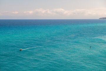 łódź motorowa i lazurowe wody u wybrzeżą Tropei w Kalabri na południu Włoch - obrazy, fototapety, plakaty