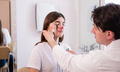 Obraz premium Patient nerves testing using electromyography at medical center