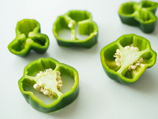 白いテーブルに置かれた輪切りのピーマン