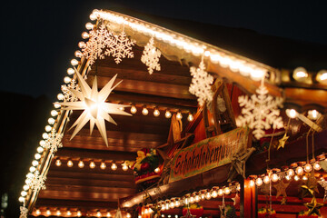 weihnachtsmarkt deko festliche beleuchtung