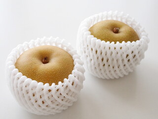 ネットに包まれテーブルに二つ置かれた豊水梨