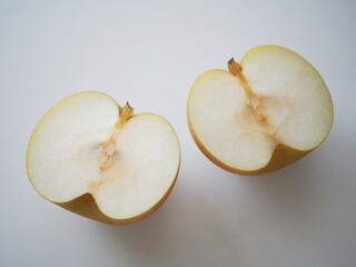 縦半分に切った豊水梨の断面