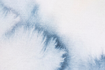 Abstrakter blauer Aquarellhintergrund mit weißen Strukturen, die wie Eisblumen aussehen