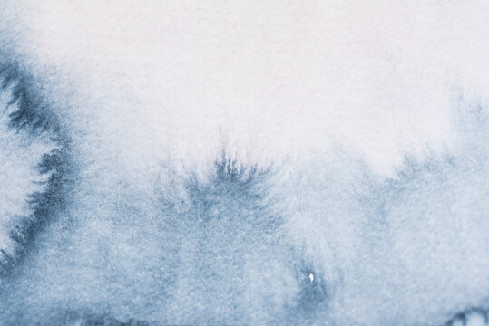 Abstrakter blauer Aquarellhintergrund mit weißen Strukturen, die wie Schneeflocken aussehen