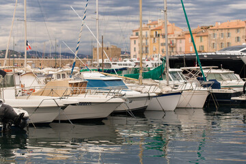 Yachten im Hafen von Saint-Tropez an einem bewölkten Tag