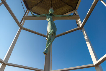 Sculpture en bronze de Jesus sur sa croix à la Chapelle des Lumière, construite par les...