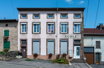 Façade d'une petite école au centre d'un village typique à Fontenoy-la-joûte