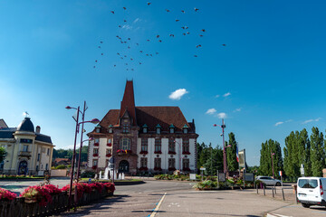 Mairie de Baccarat sur une envolée d'oiseaux