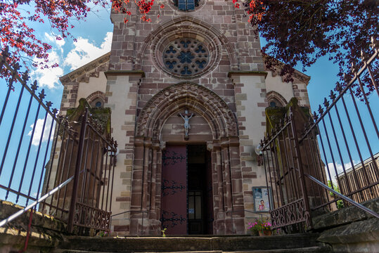 Parvis de l'&eacute;glise de Fontenoy-la-Joute