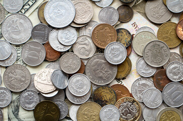 Viele unterschiedliche M&uuml;nzen aus verschiedenen L&auml;ndern.
